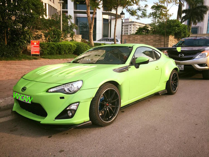 Điểm nhấn đặc biệt nhất trên chiếc GT86 này đó là bộ widebody Rocket Bunny 6666 của hãng TRA Kyoto từ Nhật.
