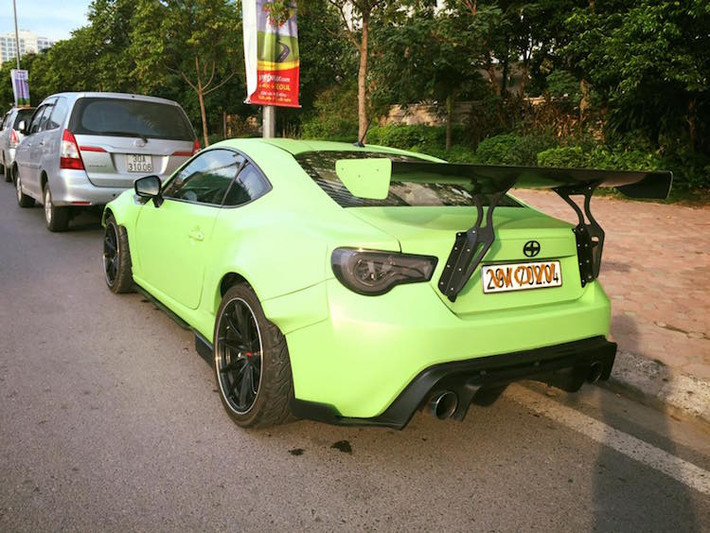 Với những tấm ốp vè xe, chiếc GT86 đã có "thế" rộng, thấp hơn và thể thao hơn theo phong cách xe đua Nhật.