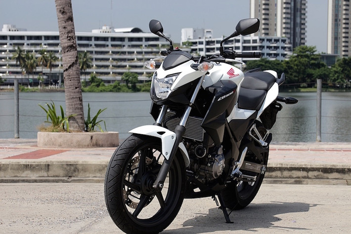 Kế hoạch ra mắt CB300F có thể được Honda Việt Nam công bố trong buổi tổng kết năm tài khóa 2014 và kế hoạch 2015 diễn ra cuối tháng 5 tới tại Hà Nội vậy chúng ta hãy mong "chắc ai đó có về".