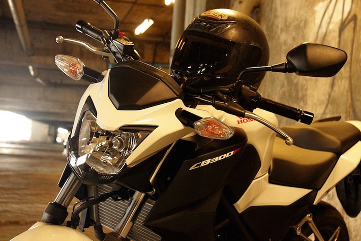 Điều này khiến cho CB300F có vẻ đẹp đơn giản nhưng năng động, hiện đại.