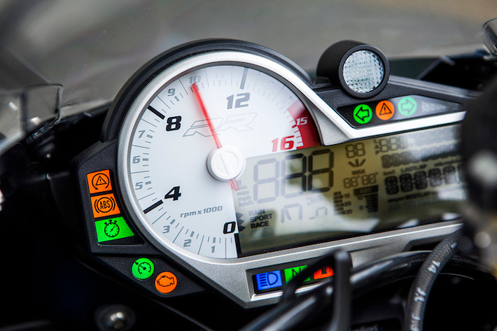 Là một chiếc superbike cực mạnh mẽ, BMW S1000RR đã được trang bị nhiều hệ thống điện tử hỗ trợ như Race ABS, hệ thống ổn định điện tử,... Bảng đồng hồ của xe bao gồm đồng hồ đo vòng tua máy dạng cơ và màn hình LCD.