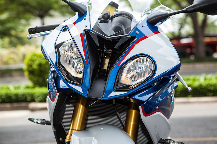 BMW S1000RR 2015 chính hãng sỡ hữu cặp đèn pha bất đối xứng đặc trưng, nhưng được bố trí ngược với phiên bản 2014, khi phần đèn "mắt xếch" được bố trí bên trái thay vì bên phải.