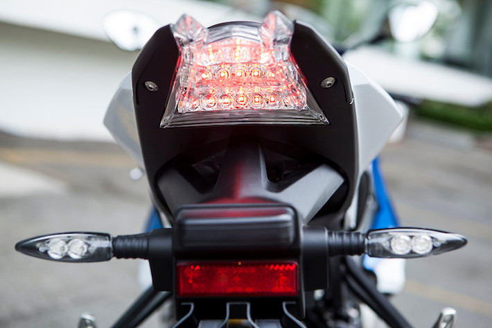 Trên S1000RR 2015, cụm đèn hậu LED không có nhiều thay đổi so với phiên bản cũ.