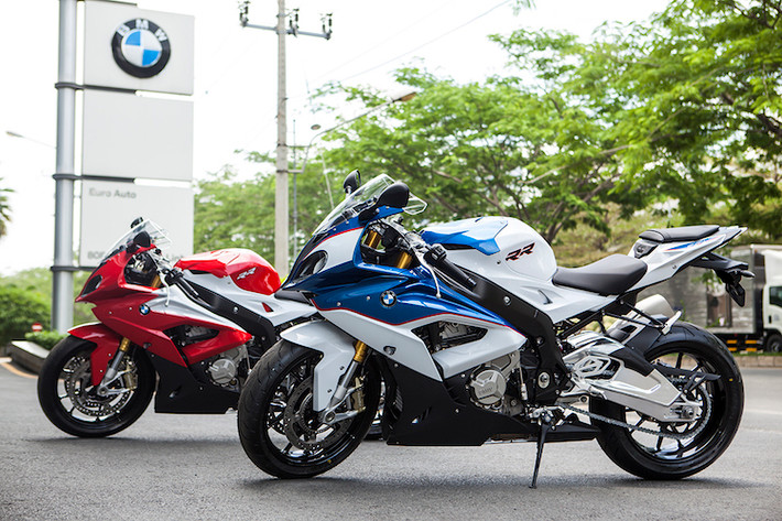 Tại Việt Nam, BMW S1000RR nhập khẩu chính thức sẽ được bán với 3 màu cùng mức giá khởi điểm 758 triệu đồng.