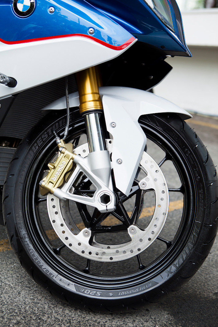 Ở bánh trước là hệ thống phanh đĩa kép đi kèm với heo Brembo 4 piston mỗi bên. Thêm tiền, khách hàng có thể sở hữu hệ thống giảm xóc điện tử Dynamic Damping Control (DDC) tương tự siêu mô tô BMW HP4 trước đây.