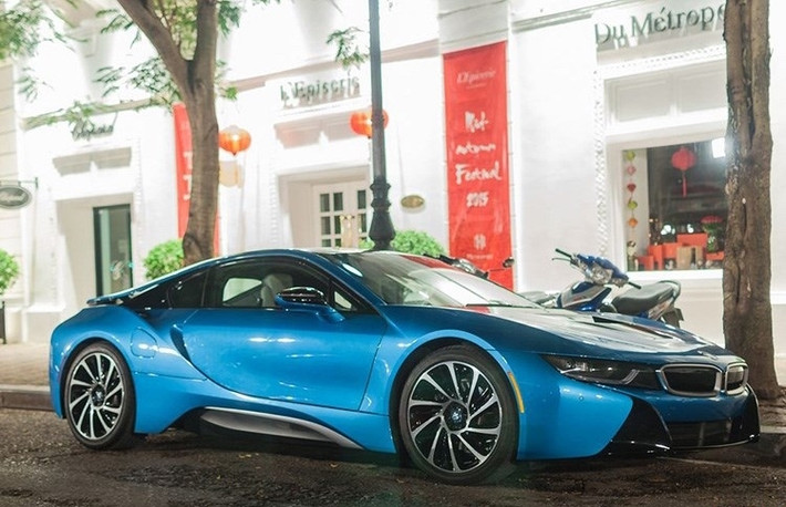 Ngoài ra, lý lịch của chủ xe cũng khiến cho chiếc xe này được quan tâm hơn, khi sở hữu nó là một thiếu gia mới chỉ 18 tuổi (sinh năm 1997), đã có nhiều năm du học tại Thụy Sỹ và Mỹ.
