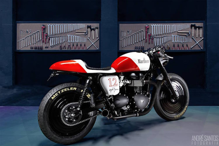 Để tưởng nhớ tới Senna, xưởng Tarso Marques Concept đã "độ" lại một chiếc Triumph Bonneville phong cách Cafe Racer lấy cảm hứng từ chiếc xe đua F1 McLaren của anh.