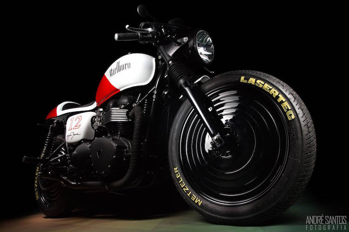 Dù đơn giản nhưng bản độ Triumph tưởng nhớ Ayrton Senna này đã thể hiện được khá rõ phần "hồn" của chiếc xe đua mà anh đã từng cầm lái.