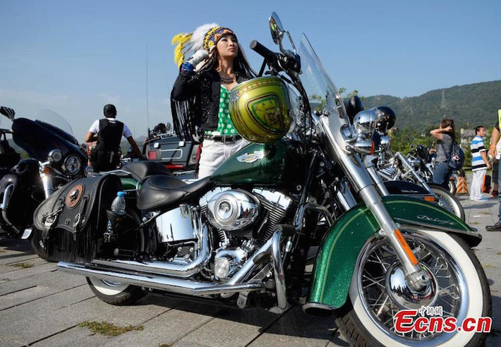 Tuy nhiên, cũng có không ít chủ xe Harley là những "bóng hồng" xinh đẹp như cô gái này.