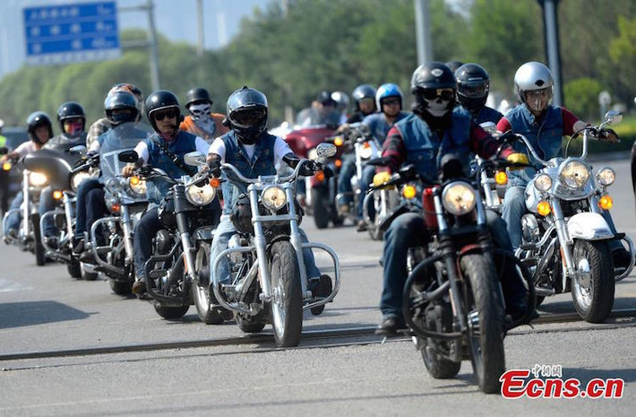 Đoàn xe Harley đã "rồng rắn" diễu hành qua thị trấn Bắc Đường, Tân Hải, Thiên Tân.