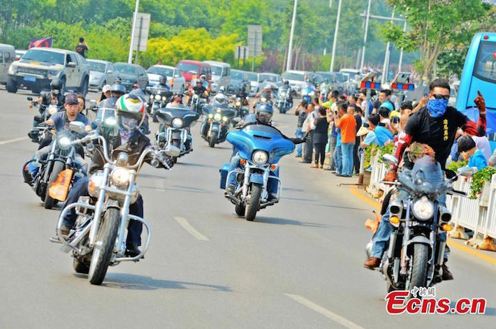 Không chỉ tham gia vào các chương trình mừng sinh nhật, các biker còn góp tiền ủng hộ nằm gây quỹ cho các hoạt động vì môi trường sắp tới ở Trung Quốc.