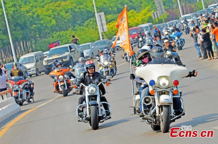 Dù đông xe và khá ồn ào, nhưng đoàn xe vẫn nhận được sự ủng hộ của người dân bởi được tổ chức chặt chẽ, đi thành hàng lối.