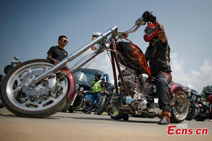 Một chiếc Harley được độ lên dáng chopper, hoàn toàn khác biệt và "không đụng hàng" trong số 550 xe có mặt trong sự kiện.