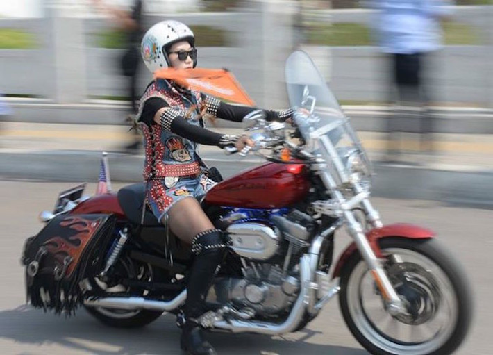 Điều khiển thành thạo những chiếc Harley "khủng", họ toát ra một sự quyến rũ đặc biệt, có thể hấp dẫn bất kỳ biker nào.