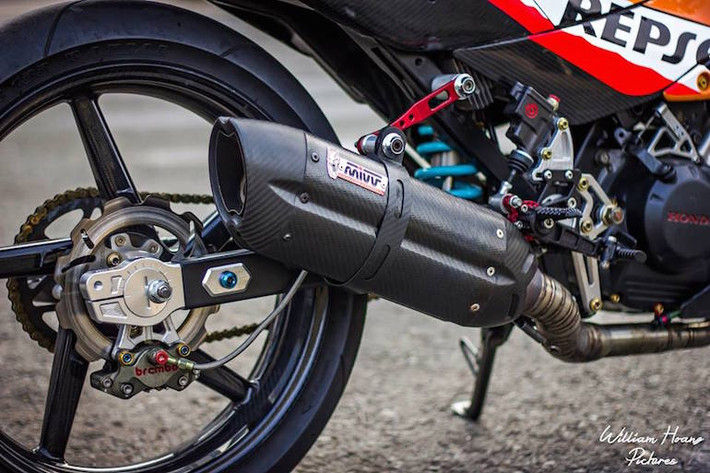 Ở bánh sau, xe vẫn dùng heo Brembo cùng đĩa Braking. Pô độ MIVV cho âm thanh đầy uy lực.