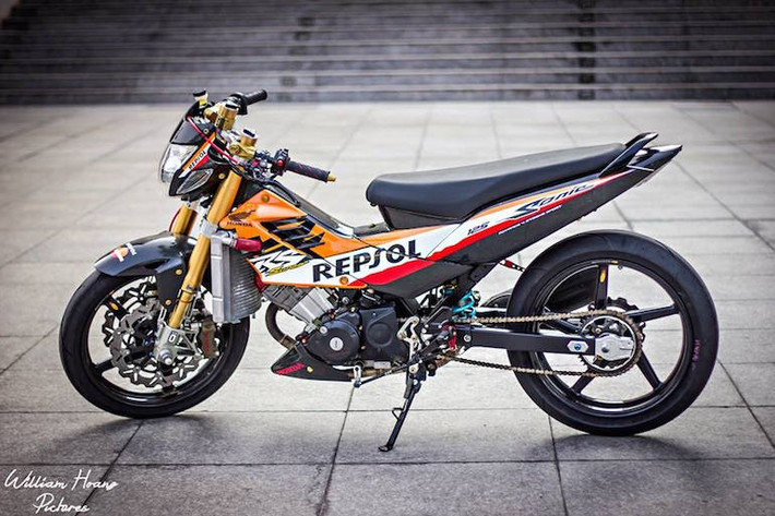 Dáng xe Honda Sonic cũng trở nên "trường" hơn nhờ có gắp CNC kéo dài.
