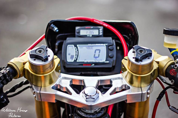 Ghi-đông magnesium Gille, tay thắng Brembo Rossi cùng đồng hồ Koso.