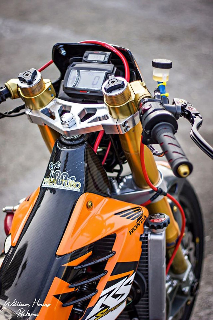 Cùng cặp phuộc up-side-down Ohlins như xe đua ở giải WSBK.