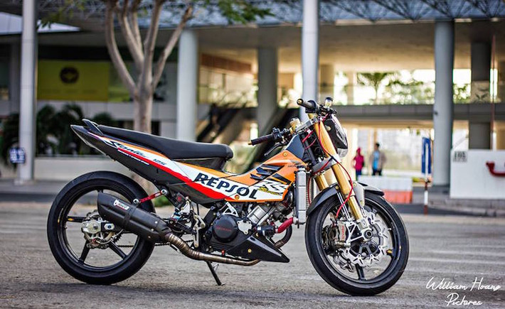 Về "nội công", chiếc Sonic này đã được "doa" lên 200 cc với bộ đầu lòng DOHC từ Honda CBR.