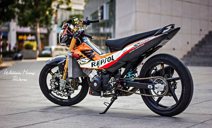 Phần đuôi xe được chế mủ, với đuôi nhọn như superbike.