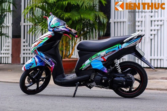 Được thực hiện bởi xưởng sơn ABMiracle trong TP.HCM, dàn tem đấu của chiếc Luvias này lấy cảm hứng từ chiếc Ford Fiesta RX43 của tay đua Ken Block trong loạt video Gymkhana.