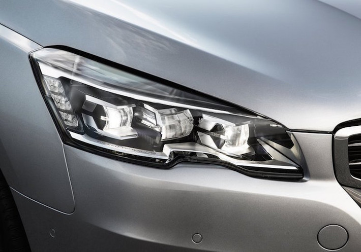 Chiếc xe được trang bị đèn pha trước sử dụng công nghệ LED hiện đại, không chỉ cho tầm chiếu sáng tốt mà còn có vẻ đẹp độc đáo.