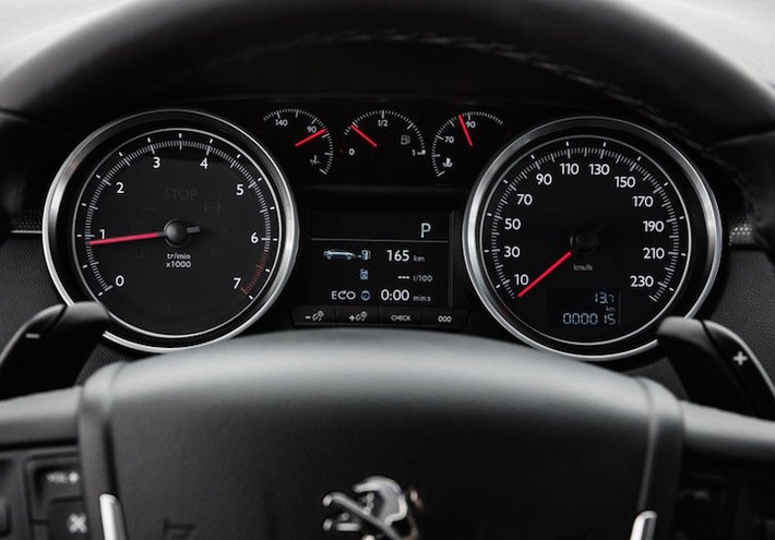 Giống như nhiều hãng xe khác, Peugeot đã trang bị cho 508 một màn hình đa thông tin nhỏ giữa hai đồng hồ analog.
