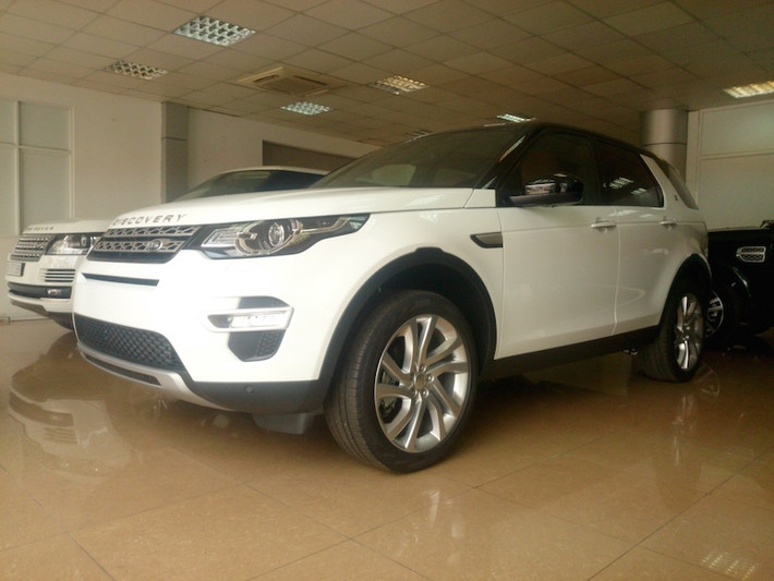 Được tạo ra nhằm thay thế cho dòng Freelander trước đây, Discovery Sport là mẫu xe hoàn toàn mới đầu tiên của Land Rover kể từ sau khi hãng này được mua lại bởi Tata - Ấn Độ.