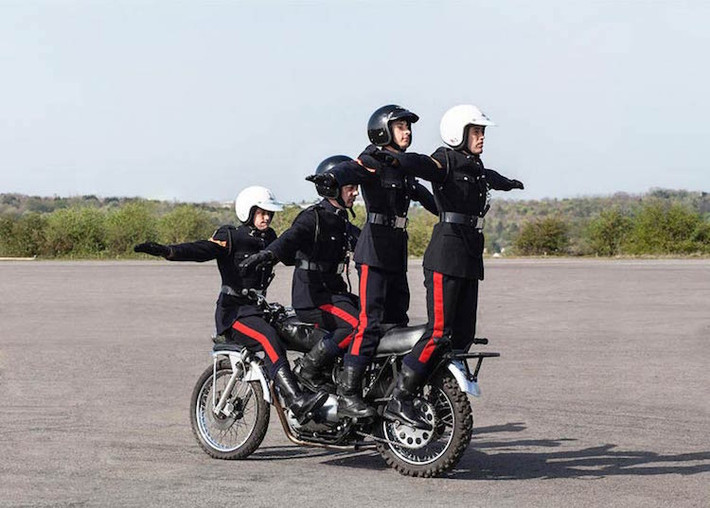Ngày nay, White Helmets cùng với các màn stunt ngoạn mục đã trở thành một truyền thống của các sự kiện lớn do Hoàng gia Anh tổ chức.