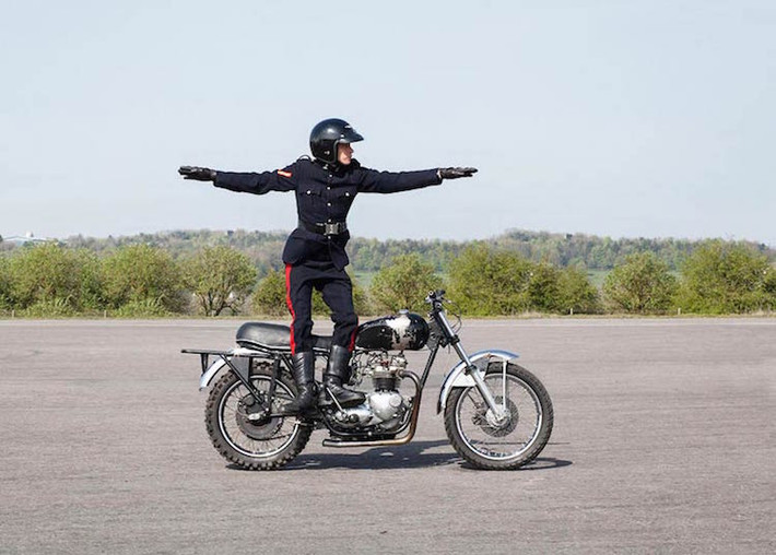 Để có thể trở thành một thành viên của White Helmets, Biker phải mất rất nhiều thời gian mới có thể làm chủ được các kỹ thuật.