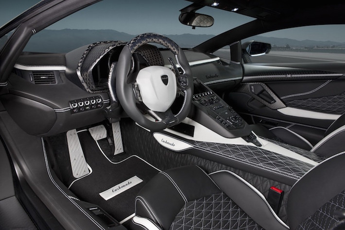 Nội thất của Lamborghini Aventador cũng được ốp đầy vân carbon...