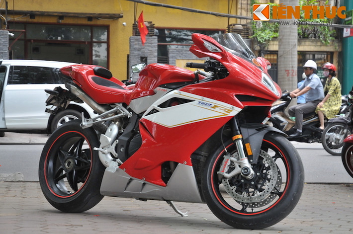 Được hãng sản xuất môtô Ý MV Agusta giới thiệu lần đầu vào năm 2006, F4 mang trọng trách "đối đầu" với những đối thủ tương tự từ Ducati như 999, 1098, 1199 và nay là 1299 Panigale.