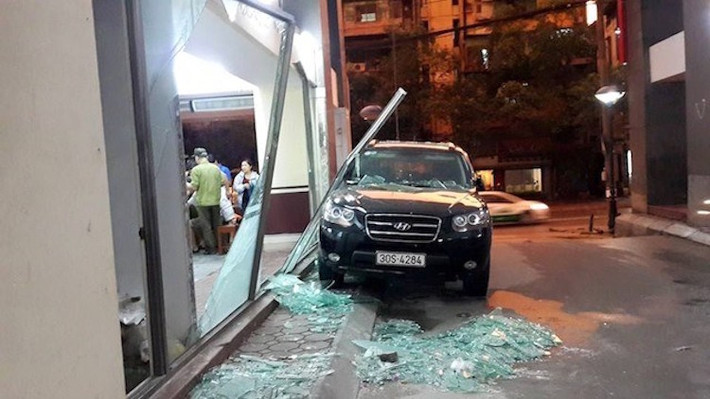 Dù đã đỗ tránh chỗ có cây xanh nhưng chiếc SantaFe này lại bị cửa kính đè vào.