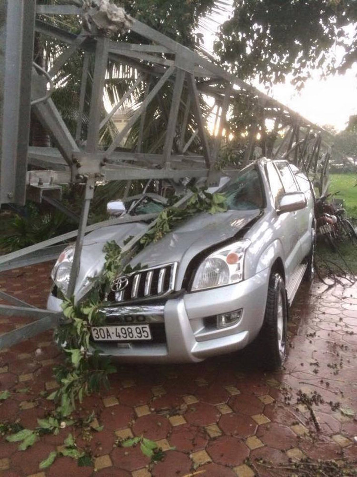 ...Ngay phía sau, một chiếc Toyota Prado cũng chịu chung số phận.