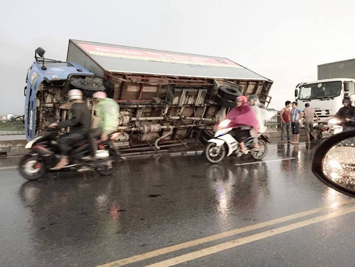 Thậm chí, gió còn mạnh tới mức lật nghiêng được một xe tải 3,5 tấn trên cầu Vĩnh Tuy.