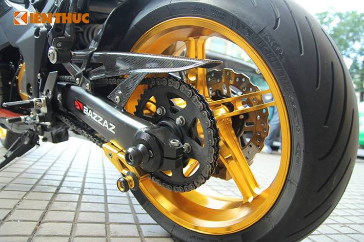 Theo chủ xe, anh đã phải chi tới hơn 2000 USD (tương đương 43 triệu) để có thể "ship" cặp mâm "hàng khủng" này từ Mỹ về Việt Nam.