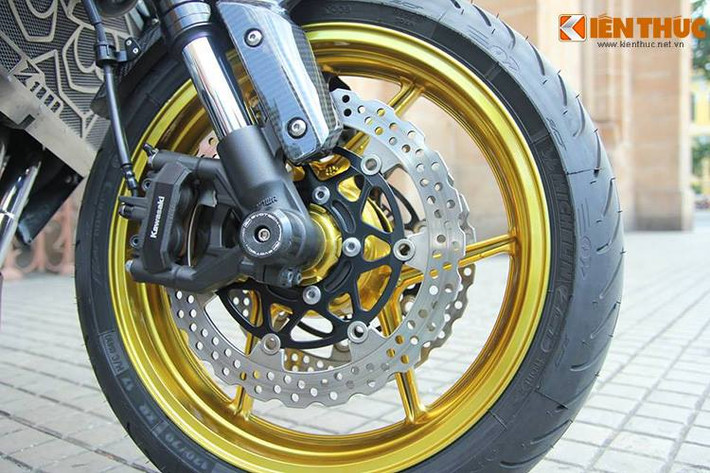 Heo phanh đĩa trước cũng giữ nguyên của Kawasaki.