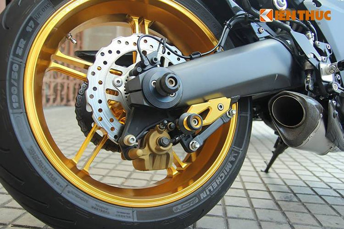 Tuy nhiên, chi tiết nổi bật nhất trên chiếc Z1000 này phải kể tới cặp mâm tiện CNC nguyên khối từ nhôm của hãng Carrrozzeria.