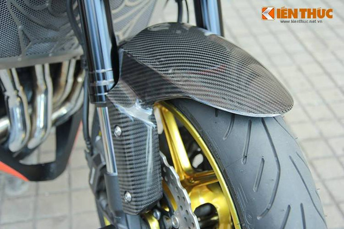 Trên chiếc xe này, mâm nguyên bản của Z1000 vẫn được giữ nguyên, chỉ sơn vàng lại tạo điểm nhấn và lắp thêm một số chi tiết sợi carbon.