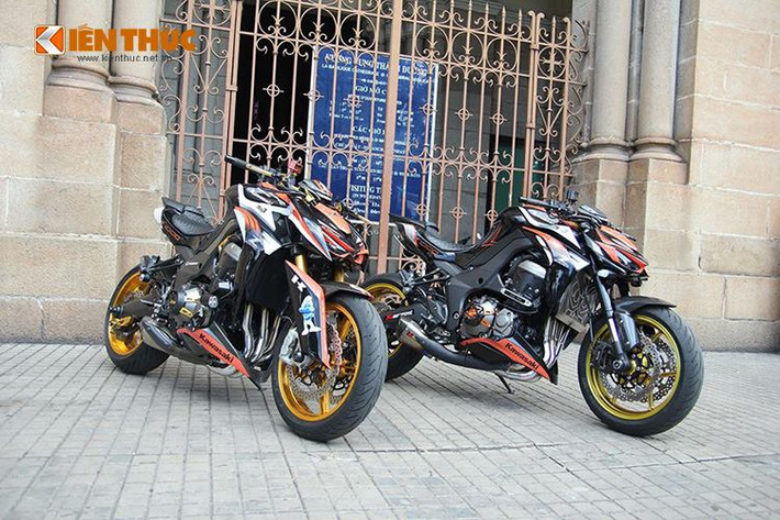 Cả 2 chiếc Kawasaki Z1000 phiên bản 2015 này đều được độ theo những phong cách giống nhau, tuy nhiên chiếc số 1 (trái) đã được chủ nhân đầu tư một cách bài bản.