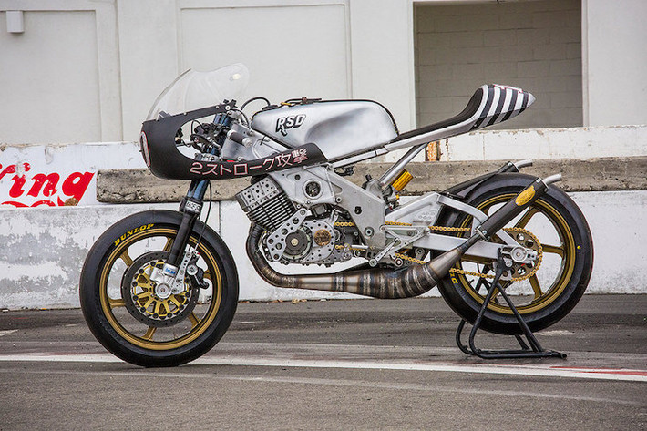 Chiếc Yamaha RD400 của Roland Sands được mua lại với giá 600 USD (tương đương 12,5 triệu đồng) tại "chợ trời xe máy" trong tình trạng không chạy được, chỉ còn khung, động cơ và đăng ký.