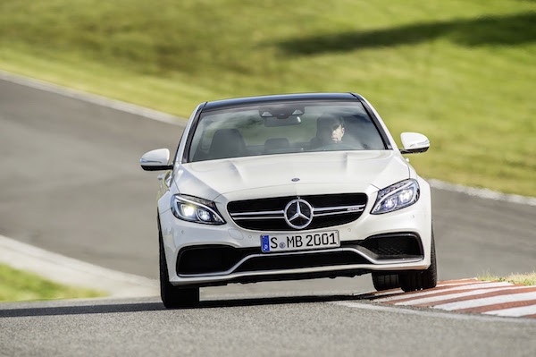 Cả C63 lẫn C63S đều có động cơ V8 tăng áp kép 4.0l lấy từ chiếc AMG GT, kết hợp cùng hộp số tự động 7 cấp AMG Speedshift.