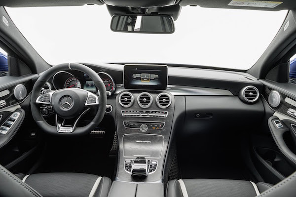 Bên trong nội thất, C63 AMG có những tấm ốp vân đá tinh tế cùng ốp nhôm mạnh mẽ