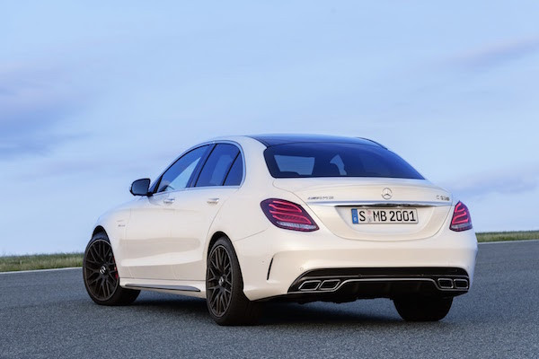 Tốc độ tối đa (giới hạn điện tử) của 2 mẫu xe này đều là 250 km/h.