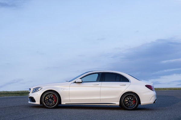 Nhờ sự khác biệt này, C63 S có thời gian tăng tốc 0-100 km/h nhỏ hơn C63 đúng 0,1 giây, đạt 4 giây.