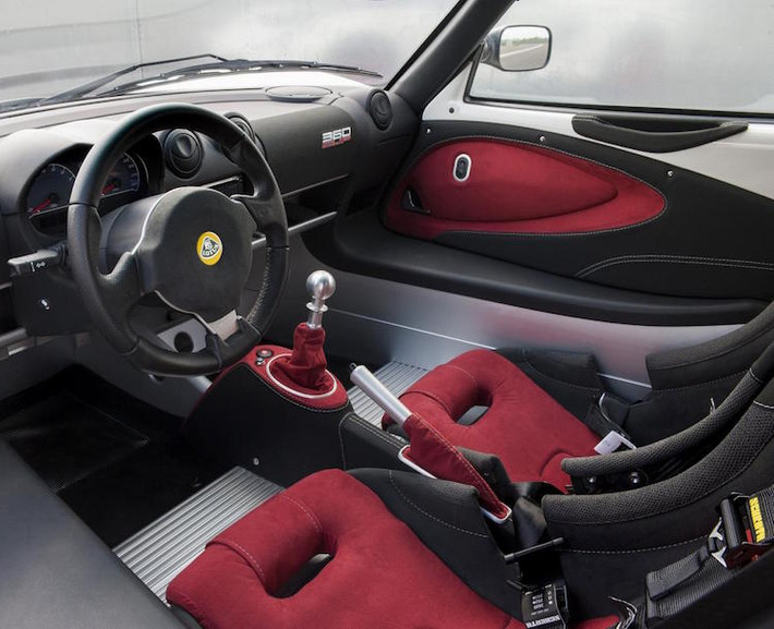 Giống các mẫu xe khác của Lotus, Exige 360 Cup có nội thất tối giản hết mức có thể để giảm trọng lượng. Thậm chí xe còn không có điều hoà, nhưng khách hàng có thể đặt hàng hệ thống này.