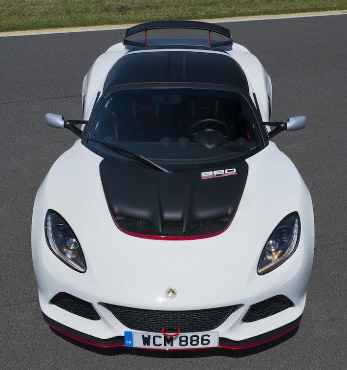 Lotus Exige 360 Cup dựa trên cơ sở phiên bản Exige V6 Cup trước đây nhưng có thêm một loạt cải tiến mới. So với Exige V6 Cup, chiếc xe không có nhiều thay đổi ở ngoại thất, ngoại trừ mui màu đen mờ, nắp ca-pô và nắp máy mới.
