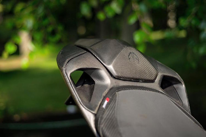 Yên xe được bọc lại với vật liệu vải có vân khá giống sợi carbon, ở phía trên là một tấm chụp yên phụ với logo Arete Americana lấy cảm hứng từ cụm đèn hậu của 1199 Panigale S.