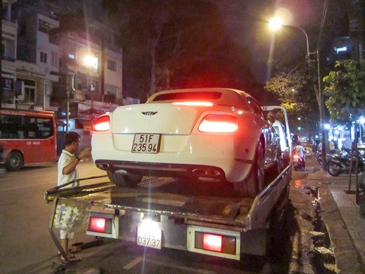 Giá của một chiếc Bentley Continental GTC V8 tại Mỹ là 196.000 USD. Nếu đóng đủ các loại thuế để "ra biển trắng" tại Việt Nam, chiếc xe có giá lên tới gần 12 tỷ đồng.