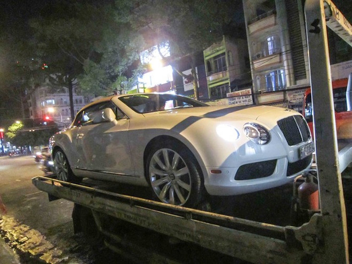 Thời gian tăng tốc 0-100 km/h trên lý thuyết của xe là 4,2 giây, nhanh hơn bản W12 0,2 giây. Qua nhiều thử nghiệm được tổ chức bởi các tạp chí về xe khác nhau, các phiên bản Continental GT/GTC V8 có thể dễ dàng "ăn" được W12 ở nước đề, nhưng yếu hơn ở nước hậu.